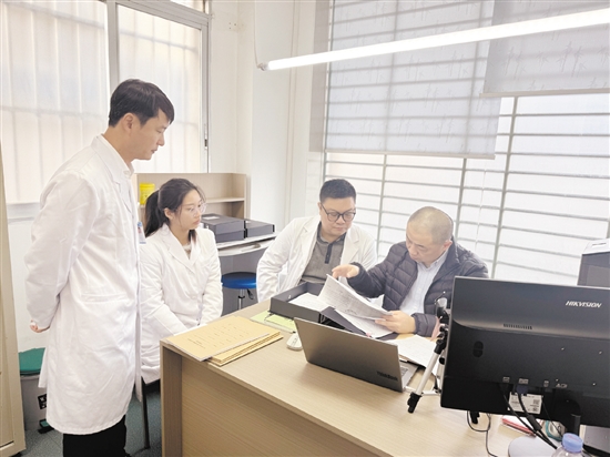 評審專家對江門市中心醫(yī)院法醫(yī)物證司法鑒定所進行全面評查。