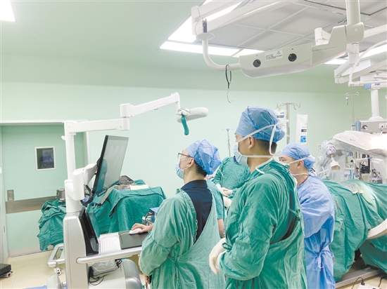 根據(jù)機器人的導航，骨科醫(yī)護團隊為患者精準置入內(nèi)植入物。
