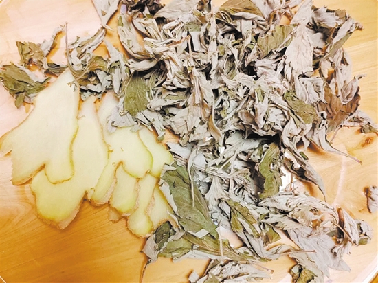 用艾葉、生姜泡腳具有溫經(jīng)、散寒、止痛的功效。