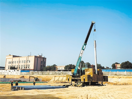 打樁機(jī)在工地上繁忙作業(yè)。鄧少軍