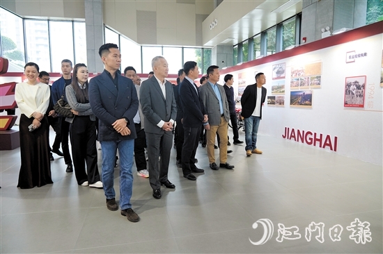 企業(yè)家們參觀江海區(qū)建區(qū)30周年檔案展。