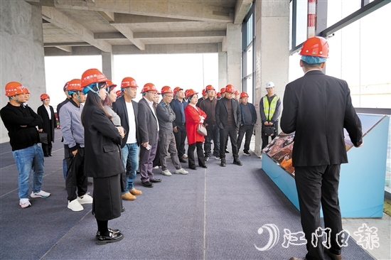 企業(yè)家們從江海區(qū)社會(huì)智慧治理技術(shù)創(chuàng)新中心16樓俯瞰安全應(yīng)急產(chǎn)業(yè)園。