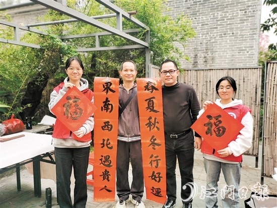 群眾拿到揮春后臉上洋溢著幸福的笑容。