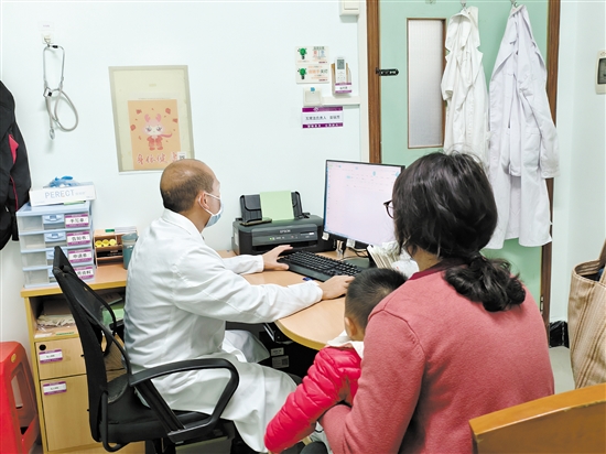 老人和小孩是流感易感人群，要注意防護(hù)。圖為醫(yī)生為患兒看診。