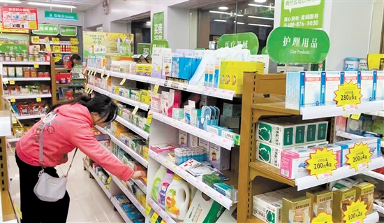 市民在藥店內(nèi)選購(gòu)藥品。