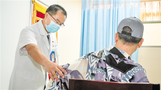 皮膚科醫(yī)生為來診患者檢查身體。