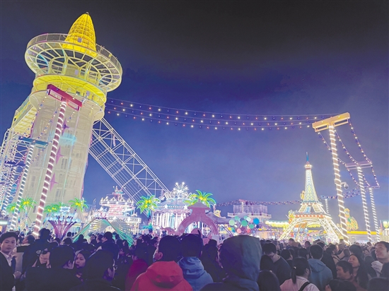 夢回開平·僑海華韻街區(qū)人頭攢動，熱鬧非凡。