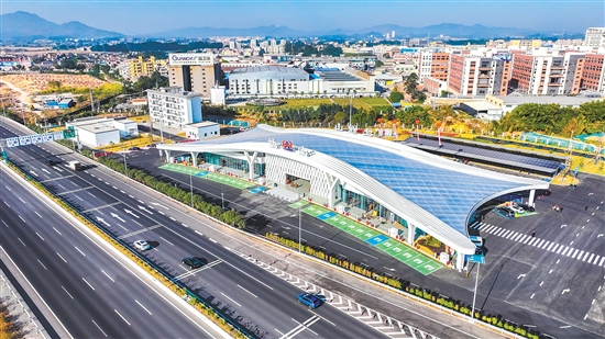 址山服務(wù)區(qū)（北區(qū)）著力打造新能源特色服務(wù)區(qū)典范。