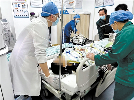 急診科為患者搶救贏得時(shí)間。