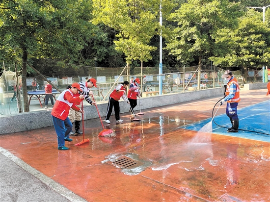 工作人員對(duì)重點(diǎn)區(qū)域進(jìn)行清理。