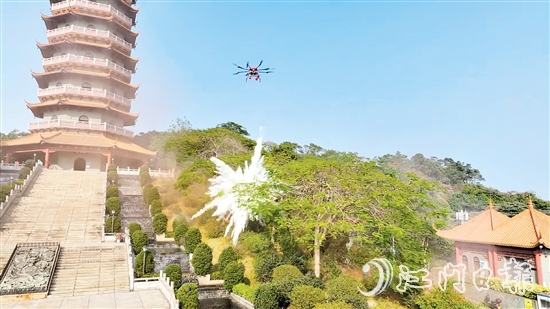 無人機精準投下一枚滅火彈，瞬間四周騰起白色霧氣，火勢得到有效控制。