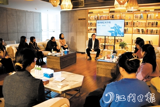 一場關(guān)于“音樂與素質(zhì)教育”的交流會在江海區(qū)龍溪湖閱讀中心舉行。