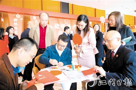 活動現(xiàn)場，不少人親手制作廉潔手工藝品。