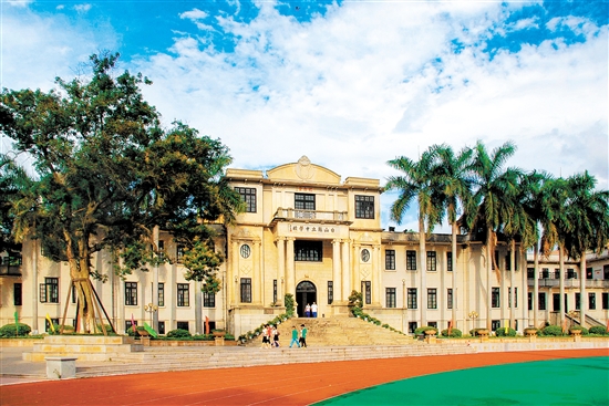 臺(tái)山一中教學(xué)大樓。