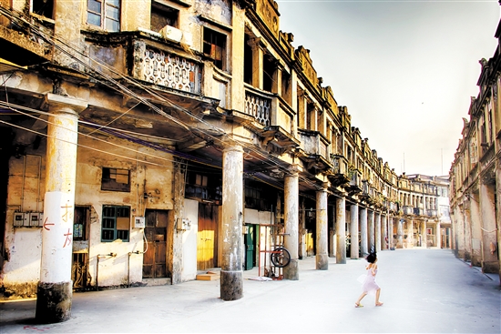 建于1927年的白沙鎮(zhèn)健康路騎樓群形成一個(gè)古樸僑墟，散發(fā)著獨(dú)特的魅力。