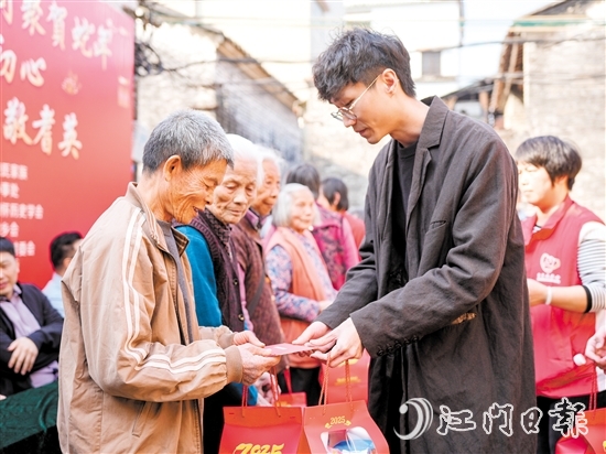 禮樂(lè)鄉(xiāng)親接收慰問(wèn)金以及禮物。