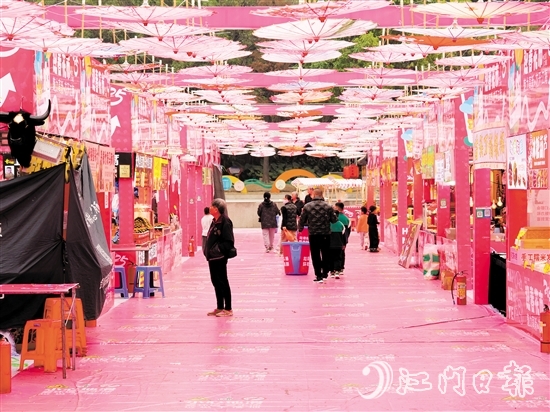 江南文化廣場(chǎng)的迎春花市充滿了濃濃的中國風(fēng)元素。劉瓊