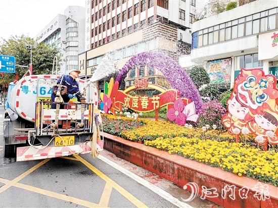 環(huán)衛(wèi)工人用心澆灌植物，擦亮城市容顏。