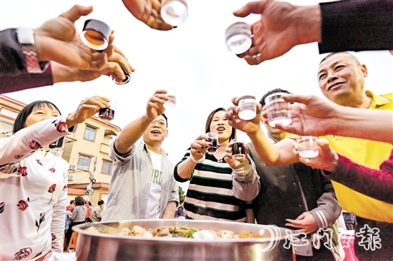 棠下鎮(zhèn)橫江東邊村的村民組織晚宴、共慶春節(jié)。