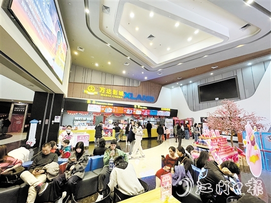 大年初二，江門(mén)萬(wàn)達(dá)影城迎來(lái)許多觀影的市民。