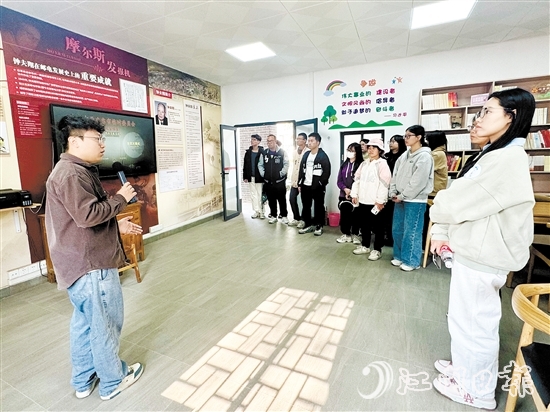 學(xué)子走訪省“百千萬工程”典型村和企業(yè)，了解家鄉(xiāng)發(fā)展情況。