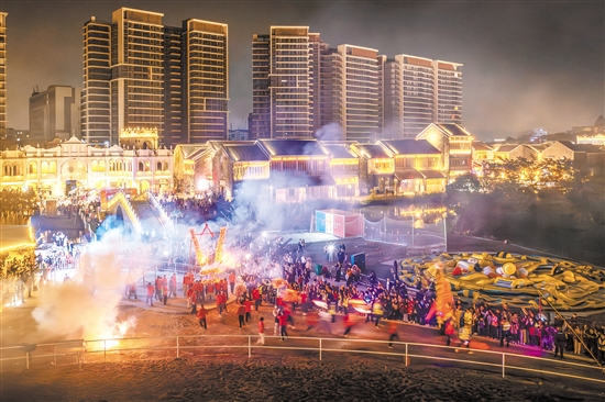 在鶴山古勞水鄉(xiāng)，火龍表演增添濃濃年味。