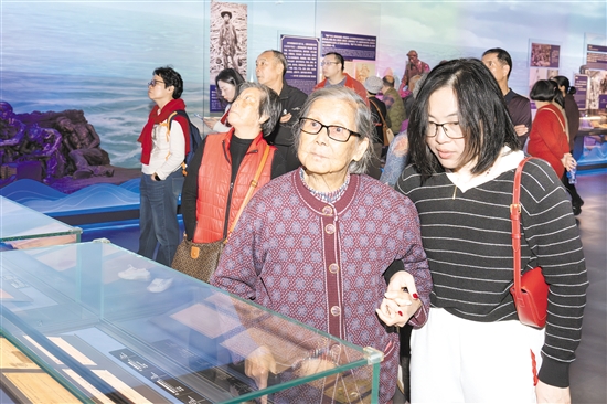 游客在中國僑都華僑華人博物館領(lǐng)略僑鄉(xiāng)文化魅力。