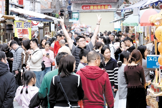 長堤歷史文化街區(qū)游人如織。