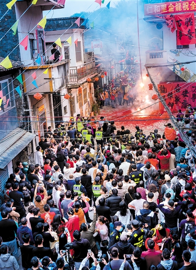 新會(huì)區(qū)三江鎮(zhèn)仁和里金龍巡游，鞭炮齊鳴。