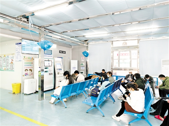 近期發(fā)熱門診候診病人多。