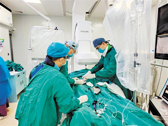 醫(yī)生救治心腦血管疾病患者。