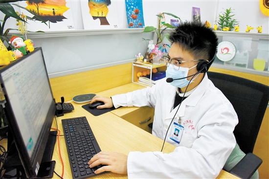 江門市24小時心理援助熱線組工作人員為市民提供心理咨詢服務(wù)。