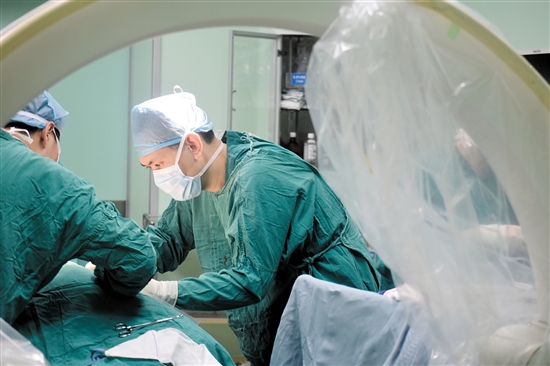 疼痛科團(tuán)隊將電極精確植入患者脊髓特定位置。