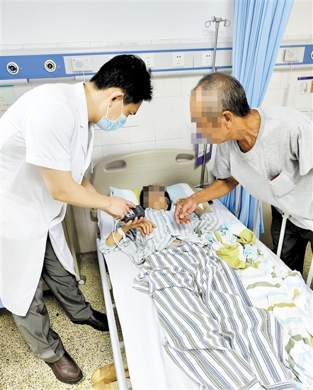 黃俊偉查房，查看患者情況。