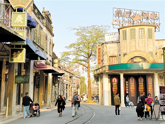 在赤坎華僑古鎮(zhèn)，游客可以漫步游覽觀賞600多座騎樓建筑。