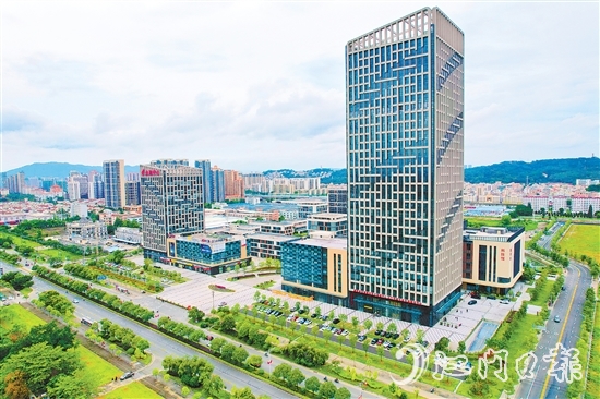 作為全市唯一的國家高新區(qū)，江海區(qū)要勇當(dāng)全市制造業(yè)高質(zhì)量發(fā)展“先行區(qū)”“排頭兵”。邱昱