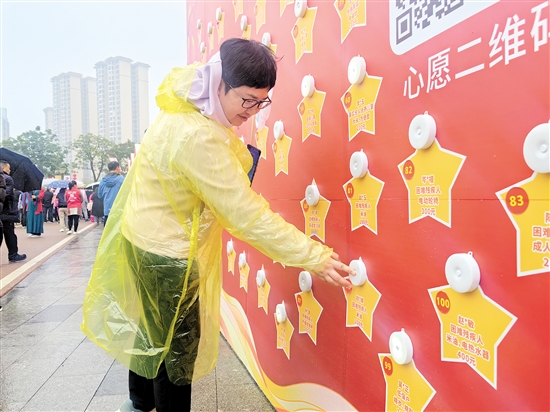 熱心市民現(xiàn)場點(diǎn)亮“微心愿”，幫助困難群體“圓夢”。蔡昭璐