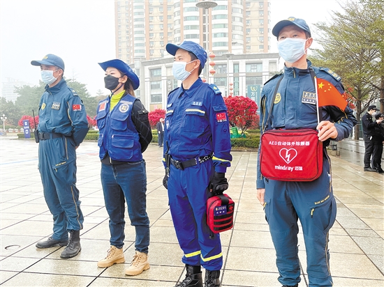 藍(lán)天救援隊隊員一早趕到活動現(xiàn)場，保障參賽者能隨時獲得專業(yè)的應(yīng)急救援服務(wù)。