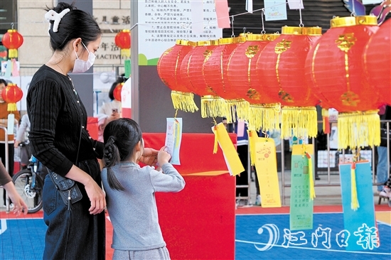 元宵節(jié)游園活動現(xiàn)場，240個火紅燈籠整齊排列，燈籠上懸掛著數(shù)張寫有謎面的紙條，吸引不少市民前來挑戰(zhàn)。