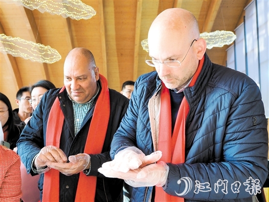 外籍高管職工學(xué)習(xí)制作鶴山特色美食。