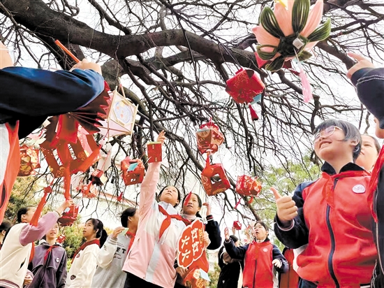 江門市怡福中學(xué)學(xué)生書寫新學(xué)期愿望，掛在校園內(nèi)的百年古樹(shù)上。