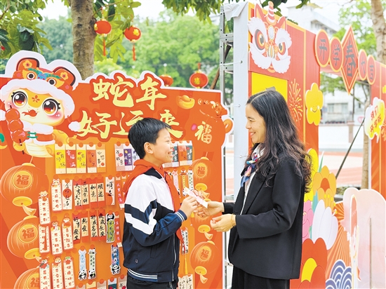 方寸之間，溫情無(wú)限。開(kāi)平市僑園路小學(xué)給學(xué)生派發(fā)書簽。