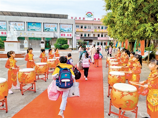 新會(huì)崖門黃沖小學(xué)以蔡李佛醒獅和鼓樂(lè)迎接學(xué)生。