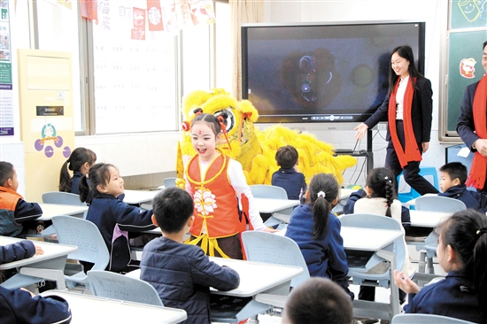 鶴山市碧桂園學(xué)校學(xué)生扮演哪吒，給同學(xué)們帶來(lái)驚喜。