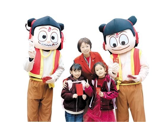 “哪吒”現(xiàn)身陳白沙小學(xué)，給學(xué)生帶來(lái)祝福。