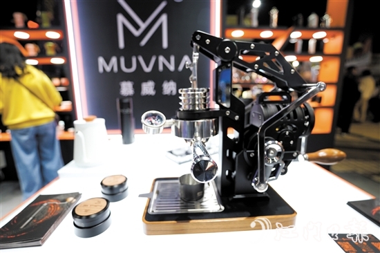 咖啡節(jié)上，慕威納的意式手搖半自動E61馬赫咖啡機(jī)。張浩洋