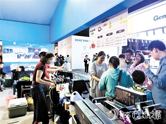 市民品嘗西啡膠囊咖啡機(jī)制作的咖啡。陳嬋