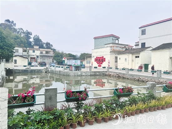 在基礎(chǔ)環(huán)境提升方面，北達村下了大力氣，帶來的新變化讓村民紛紛點贊。圖為村內(nèi)池塘。