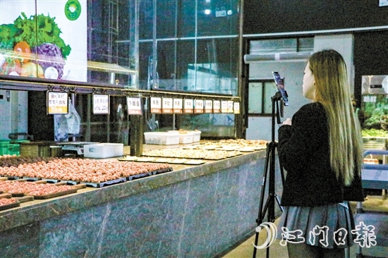 近年來，北達村延伸五洞牛肉街的發(fā)展鏈條，為村集體經(jīng)濟發(fā)展注入活力。圖為餐廳員工進行直播營銷活動。