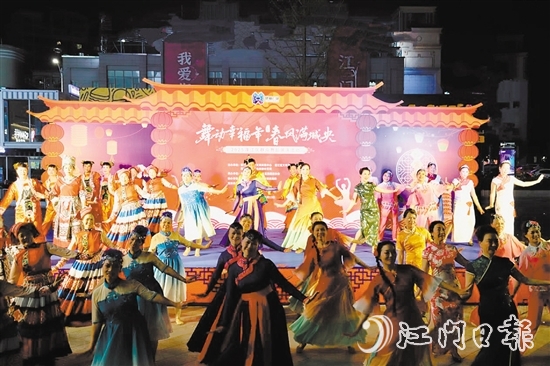 群眾舞蹈隊伍輪番登場，帶來民族舞、古典舞、秧歌等節(jié)目，表演精彩紛呈。